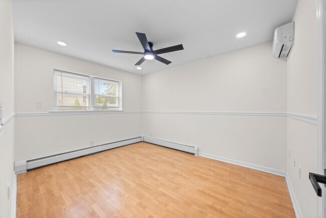 Building Photo - 737 10th St