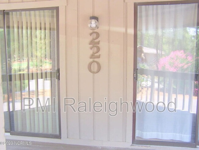 Foto del edificio - 220 Foxkroft Dr