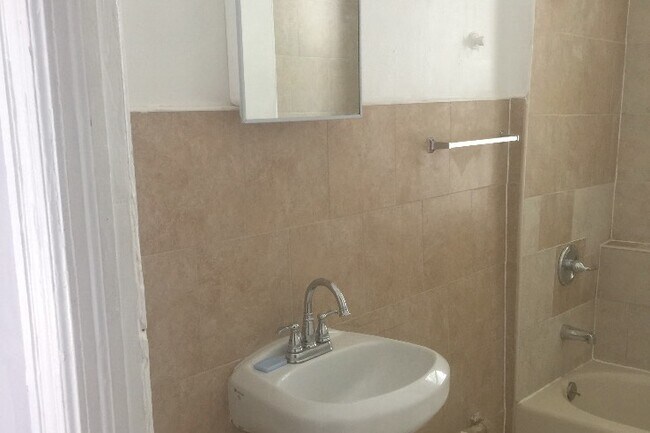 Building Photo - 104 Winnikee Ave