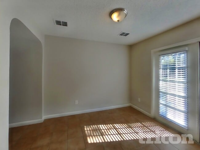 Building Photo - 716 King St