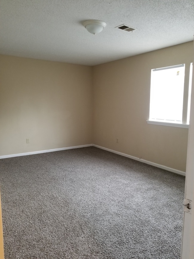 337 Daniel St Unit 08, Denton, NC 27239 Room for Rent in Denton, NC