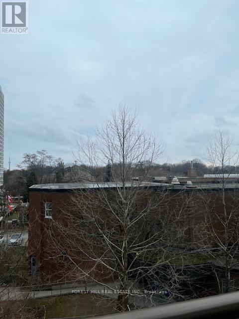 Photo du bâtiment - 310 Tweedsmuir Ave