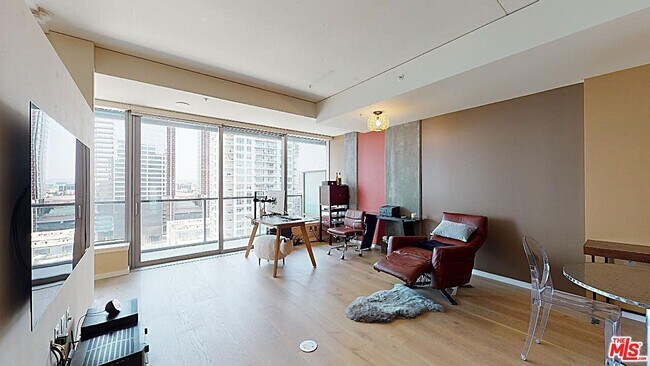 Foto del edificio - 1155 S Grand Ave