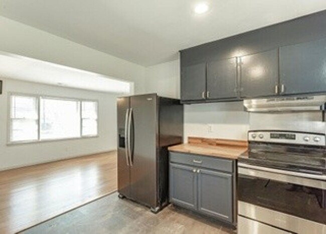 Building Photo - Modern 3 Bed/1 Bath Home!