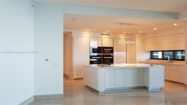 Building Photo - 18555 Collins Ave
