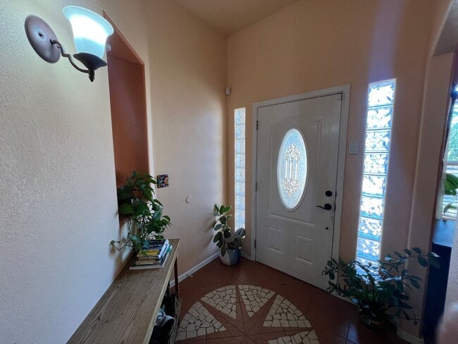 Building Photo - Exceptional Rental in Great Locale