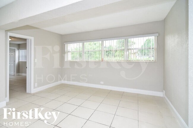 Building Photo - 559 W Campus Cir