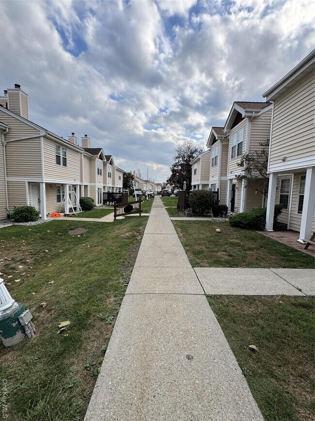 Foto del edificio - 2910 Whispering Hills Dr