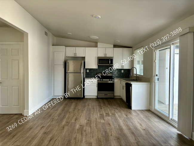 Kitchen and sliding door to private side yard - 3269 Cedar Ave