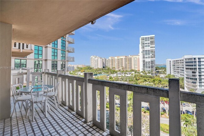 Foto del edificio - 1121 Crandon Blvd
