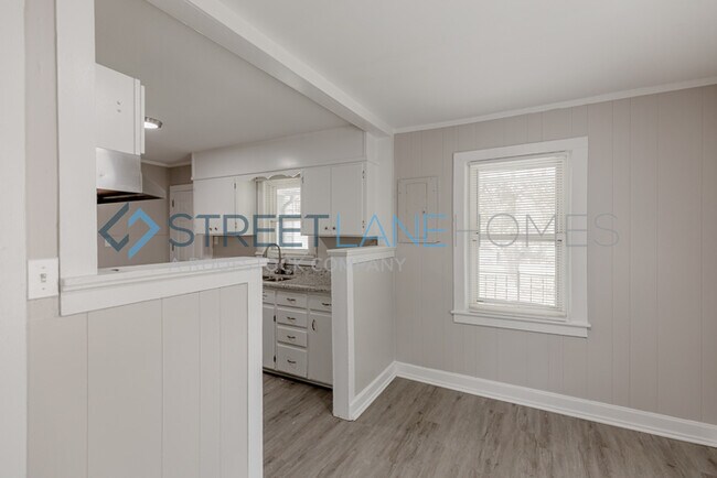 Building Photo - Charming 2 Bedroom in Birmingham!