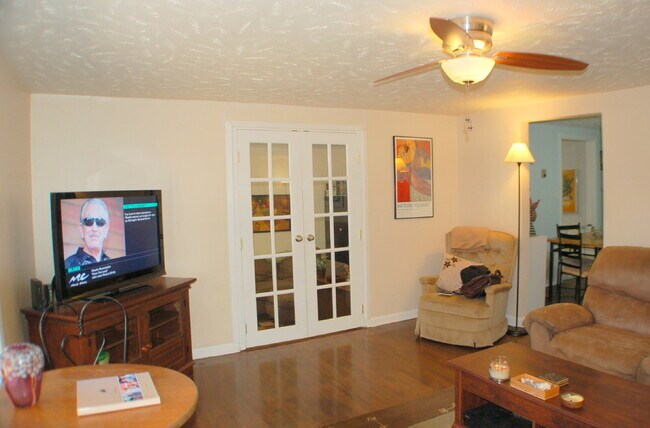 Building Photo - Cute 2 bed / 1 bath house just 1.4 miles from UA and downtown.