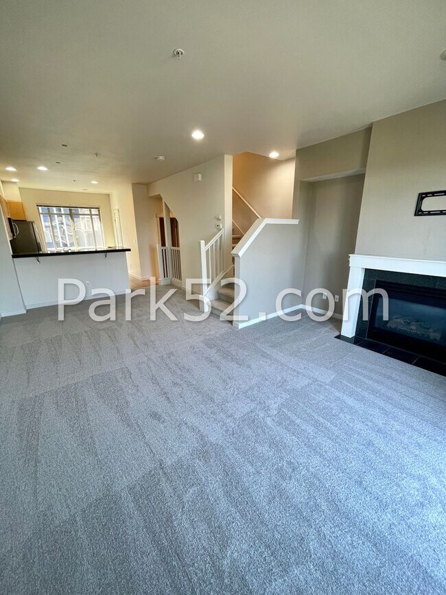 Building Photo - 3-D Tour! 2 Bed 2.5 Bath Townhome