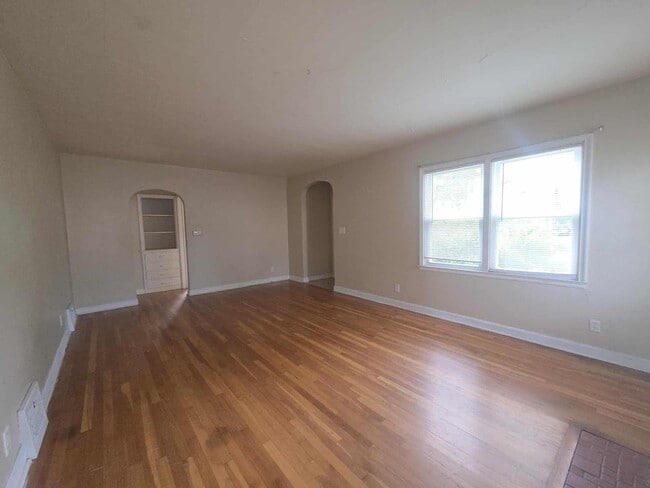 Building Photo - Spacious home for rent!