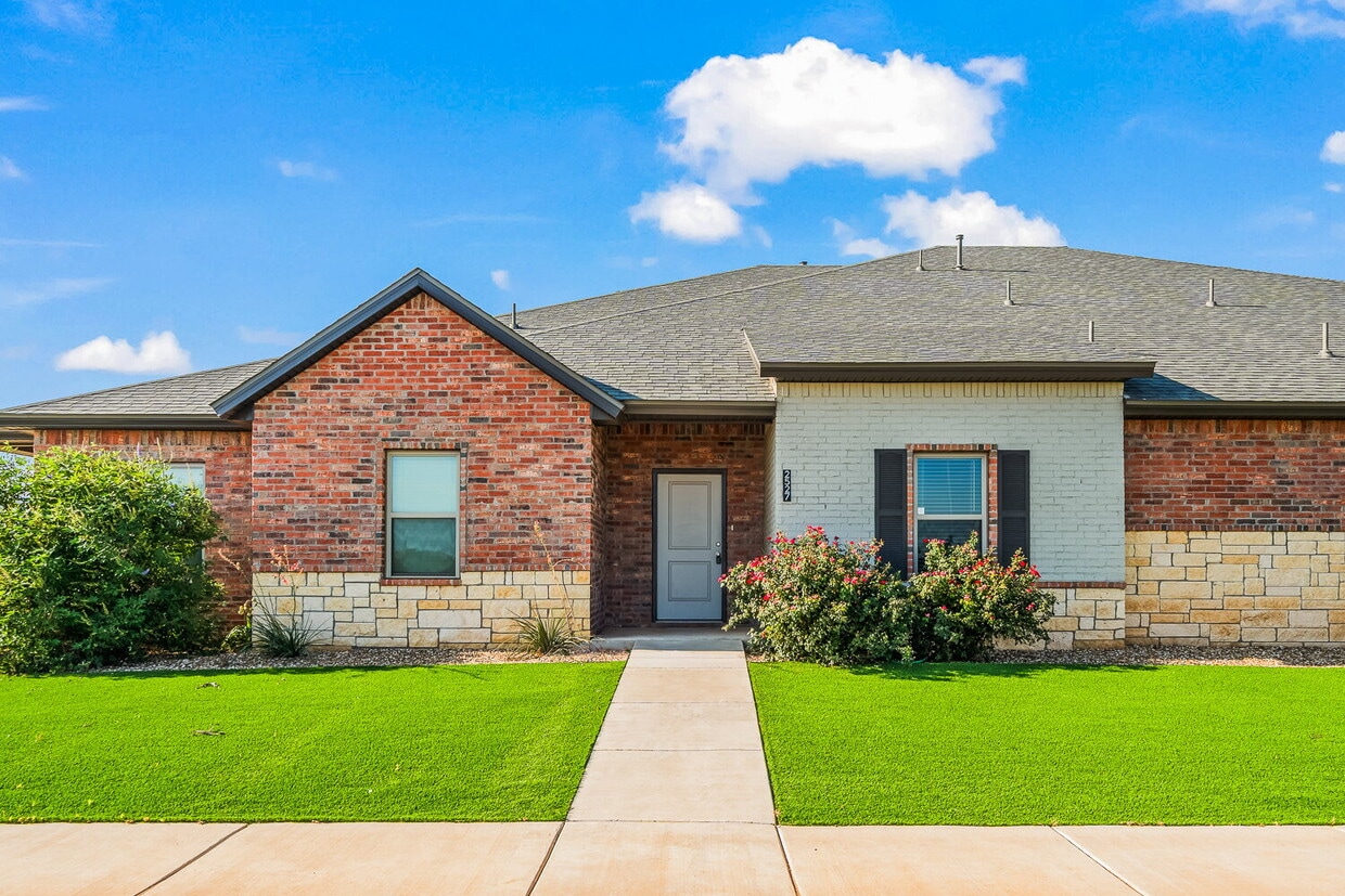 Primary Photo - Beautiful Townhome Located South of Town N...