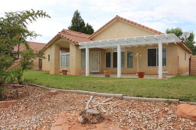 Building Photo - Red Cliffs area 3br / 2 ba home with garage and nice yard