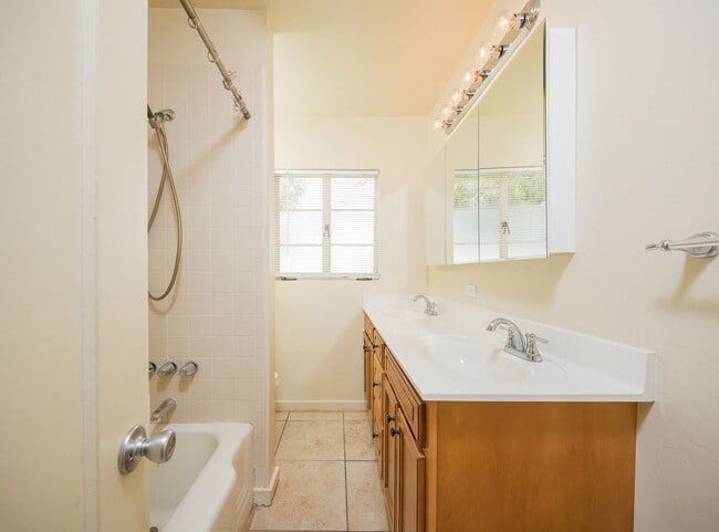 Building Photo - Great Central Location