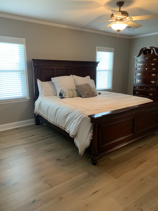 Large Master Bedroom with king size bed - 206 Beauchamp Pl SW