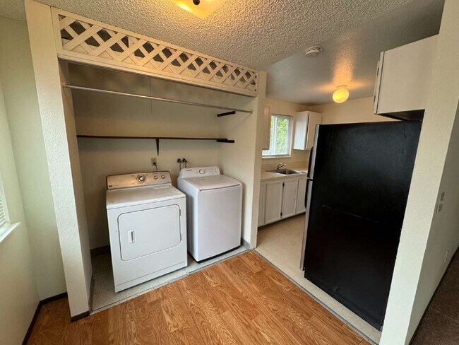 Foto del edificio - **One Portable AC-Unit included** 2-bedroom / 1-bath, Near Transportation