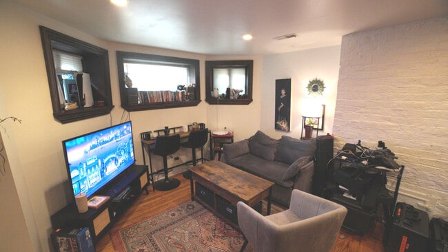 Building Photo - 633 W Fullerton Pkwy