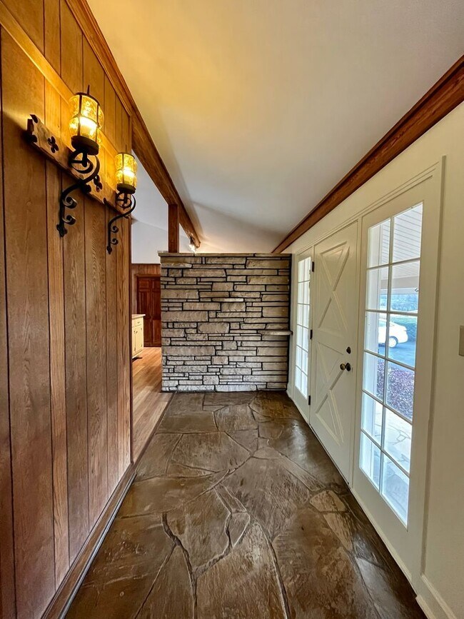 Building Photo - Large Spacious Home with a Small Town Feel