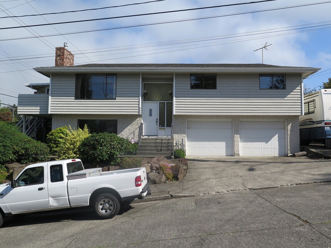 Primary Photo - Large 3 Bedroom, 3 Bathroom Home in Centra...