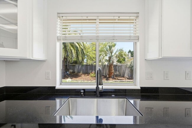 Building Photo - Remodeled 2 Bed, 2 Bath Townhouse in Petaluma's Morningstar Community