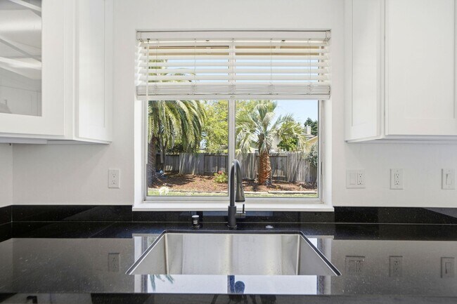 Foto del edificio - Remodeled 2 Bed, 2 Bath Townhouse in Petaluma's Morningstar Community