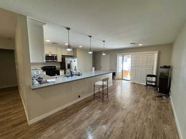 Building Photo - 4 bedroom basement home North Mesa
