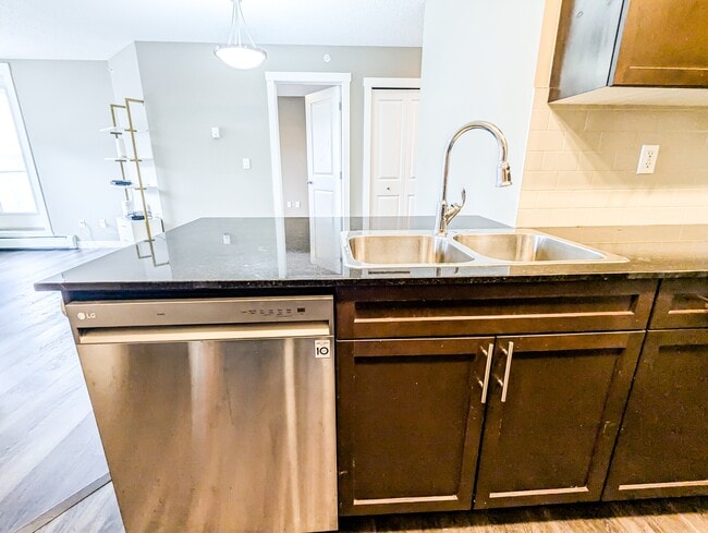 Building Photo - 20 Kincora Glen Park NW