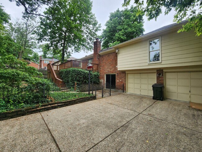 Foto del edificio - Renovated 3 bedroom 2 full bath home with attached garage and unfinished basement in J-town!