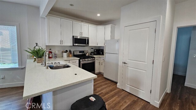 Building Photo - 1100 W 45th St