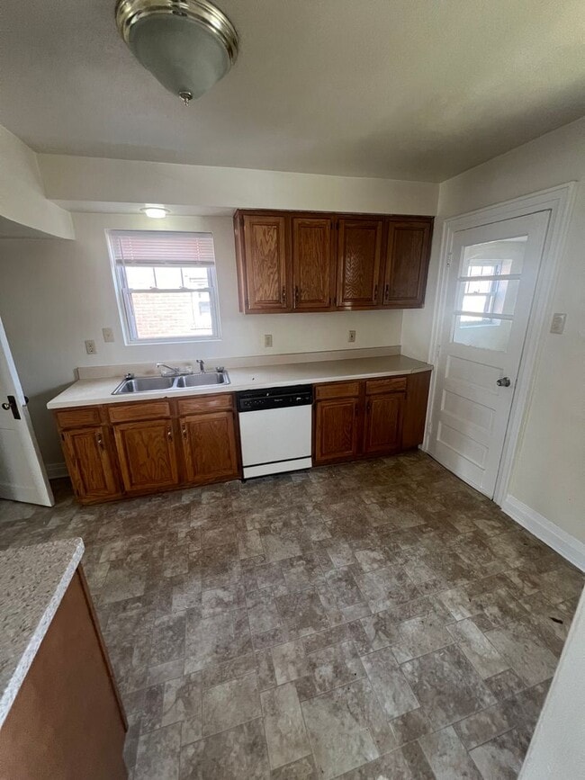 Building Photo - East Side 3 Bedroom House