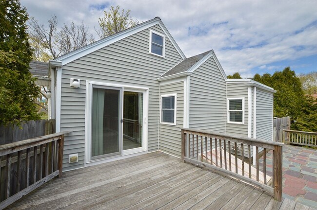 Building Photo - 2518 Acushnet Ave