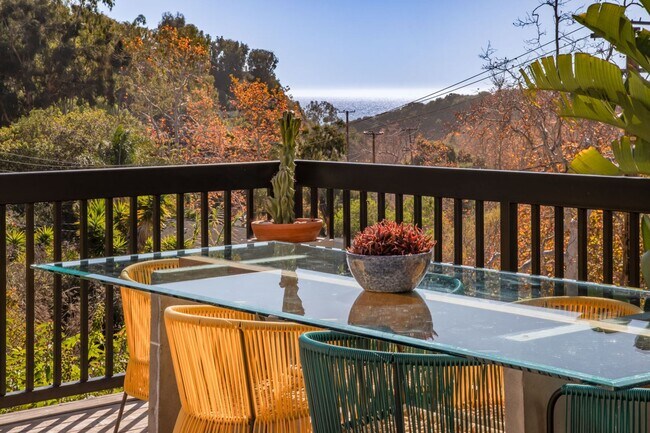 Foto del edificio - 3656 Las Flores Canyon Rd