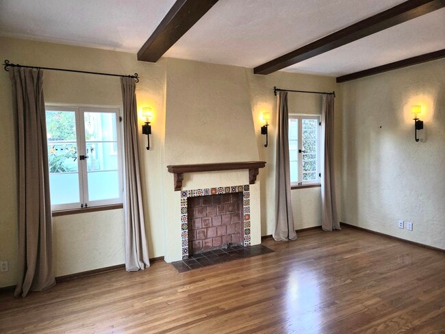 Building Photo - 1922 N Hoover St