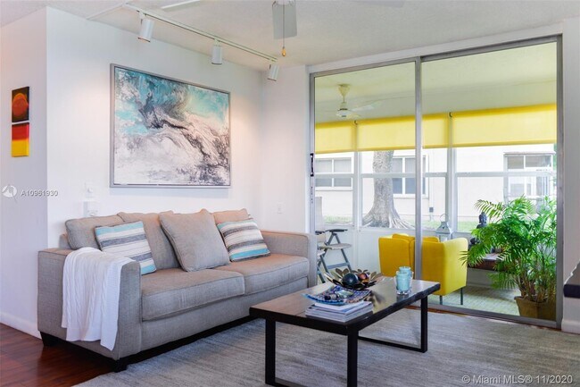 Foto del edificio - 9330 Lime Bay Blvd