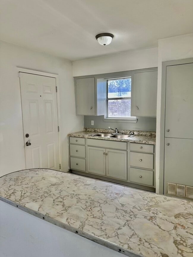 Building Photo - 404 James St