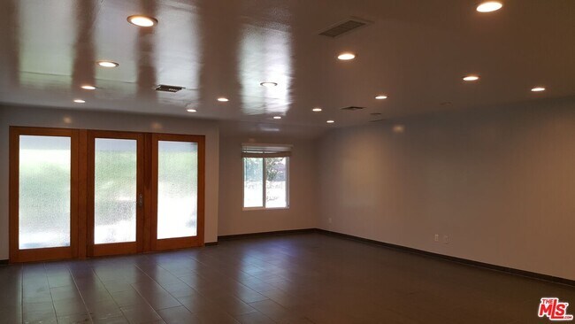 Foto del edificio - 15746 Magnolia Blvd