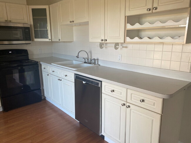 Building Photo - **Coastal Condo Living at Its Finest!**