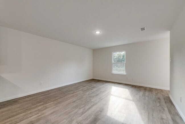 Building Photo - 533 Dunbar Ave