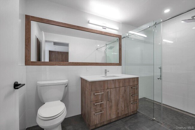 Foto del edificio - 108 Middle Neck Rd