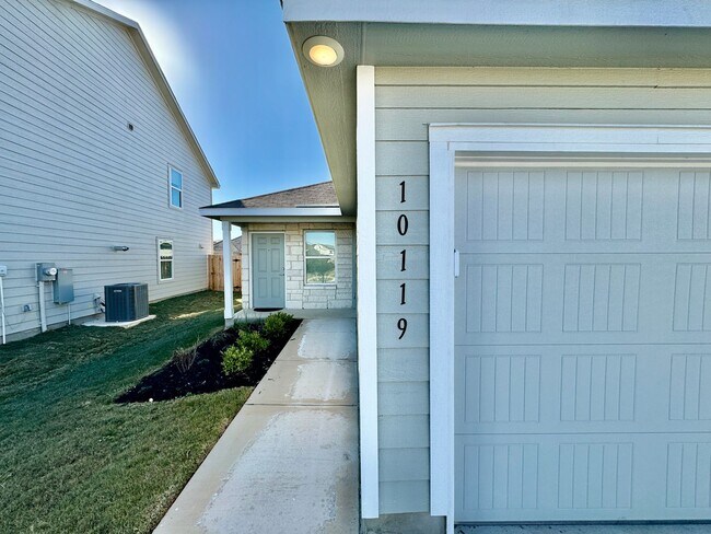 Foto del edificio - New Construction ~ Great Location ~ Conven...