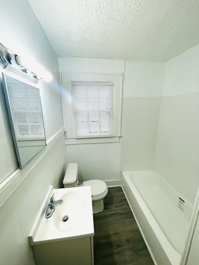 Building Photo - ** 2 bed 1 bath located in Morningview ** ...