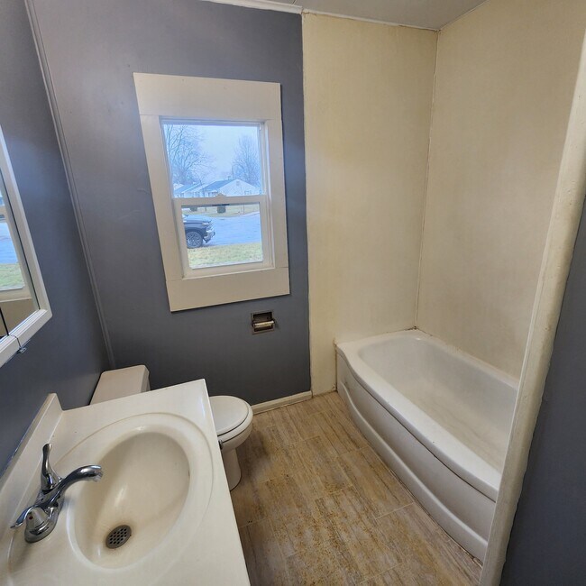 Building Photo - 210 Lindenwood Dr