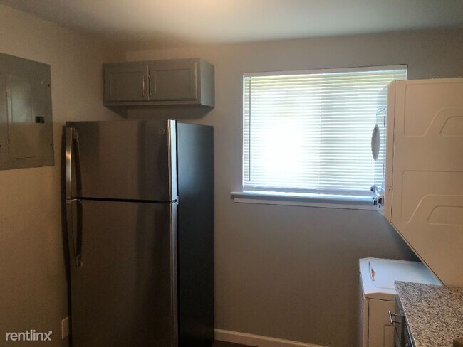Building Photo - 2 br, 1 bath Townhome - 8242 Monroe Dr