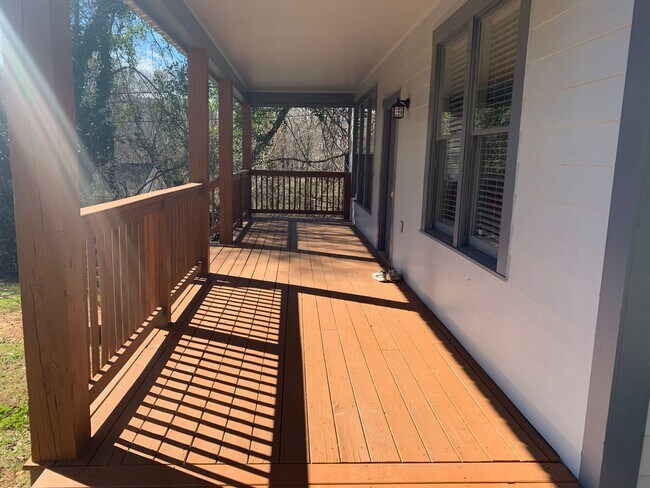 Building Photo - 3BR home close to downtown