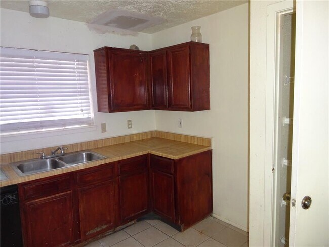 Building Photo - 6805 Greenyard Dr
