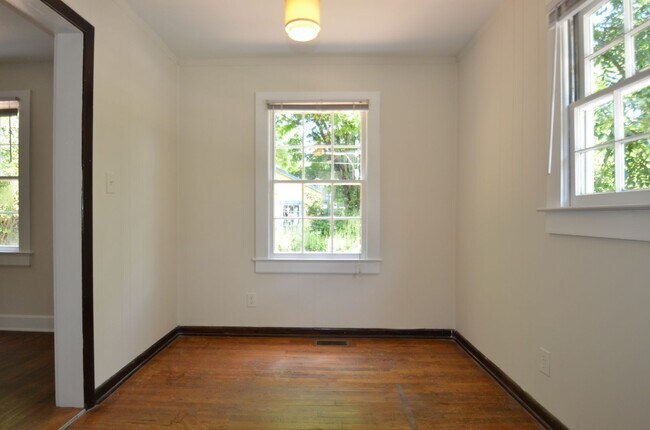 Foto del edificio - Charming 2-Bedroom, 2-Bath Single-Family Home with Sunroom & Wooded Views