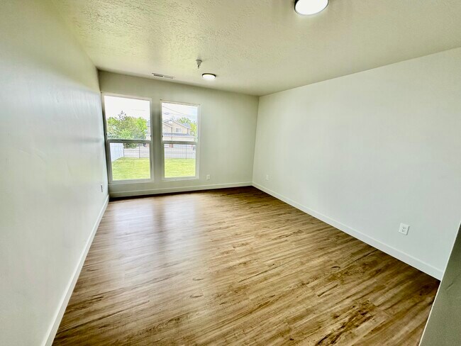 Foto del edificio - Private Bedroom/Bath in 2,200 Sq Ft 5 Bedr...